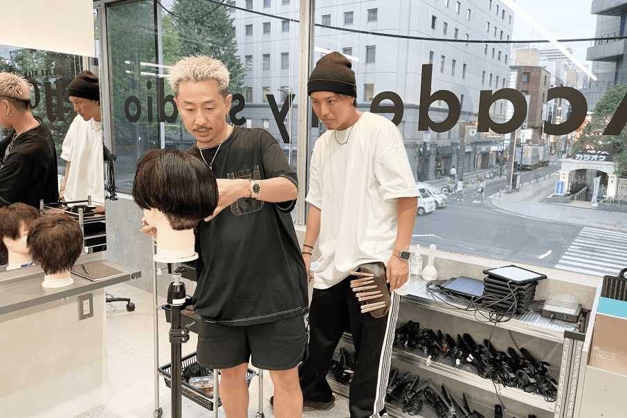 スタイリストの指導をする様子