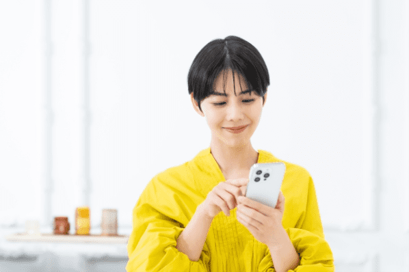 スマホからLINE登録する様子