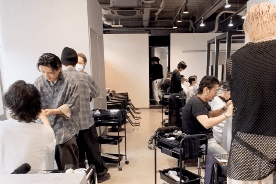 多くのお客様をスタイリングしている美容師たち